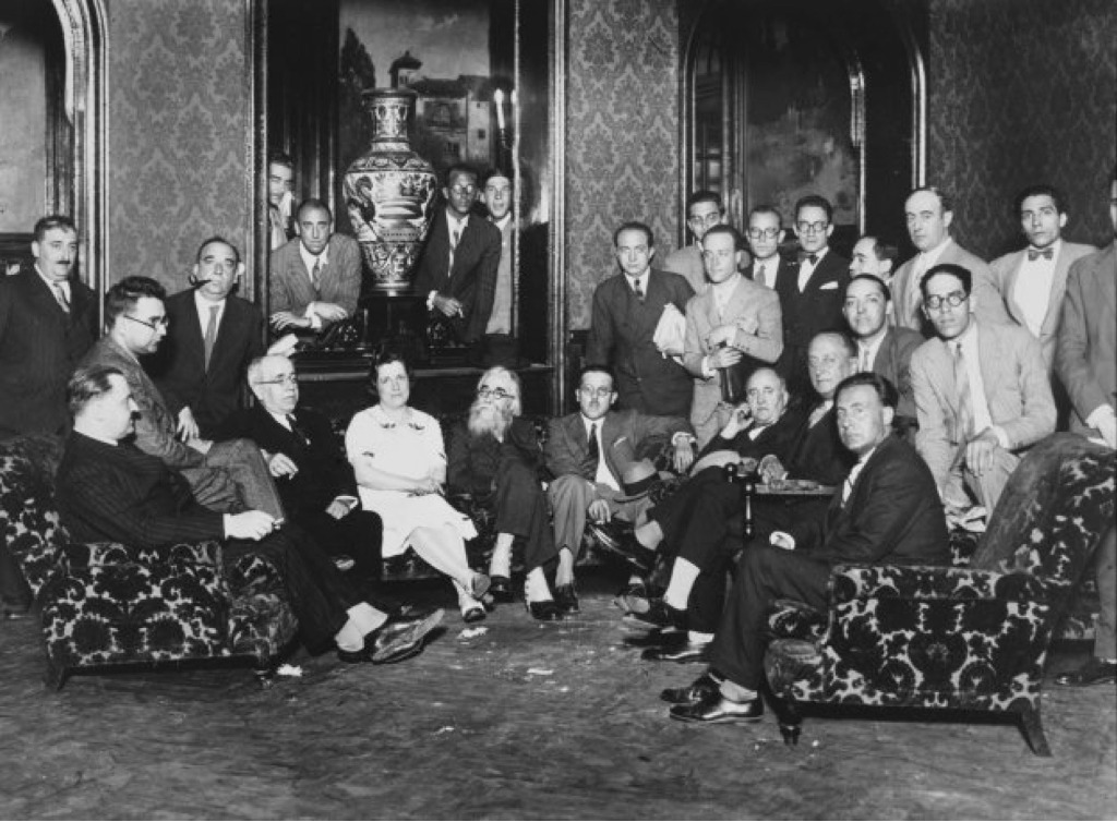 Foto en blanco y negro de un grupo de personas posando para una foto Descripción generada automáticamente